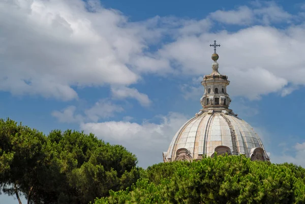 2000年6月 意大利罗马梵蒂冈 阳光灿烂的圣彼得大教堂景观 — 图库照片