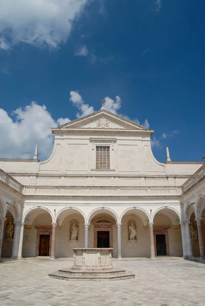 Cassino, İtalya - Haziran 2000: Güneşli bir günde Monte Cassino 'daki Manastır