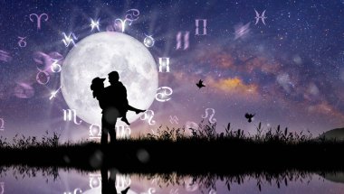 Yıldız falı çemberinin içinde astrolojik burç işaretleri var. Zodyak tekerleği ve samanyolu arka planında çift ya da sevgili. Evrenin gücü kavramı.