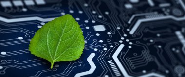Bilgisayar devre kartının birleşme noktasında yeşil yaprak var. Dijital Yakınsama ve Teknolojik Yakınsama ile Doğa. Green Computing, Green Technology, Green IT, CSR ve IT etik kavramı.