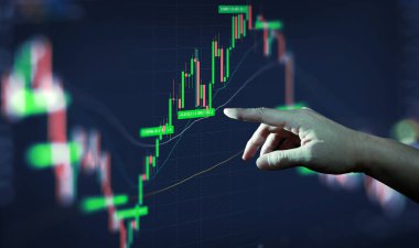 Borsa grafiğini analiz eden bir iş adamı. Veri endeksi yatırım büyüme grafiği ticareti. Kripto para birimi ve Forex Kavramı.