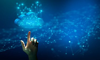 İş adamı, Cloud 'un bilgisayar teknolojisi internet depolama ağını tutuyor. Bulut servisi, Bulut teknolojisi ve Bulut depolama kavramı.