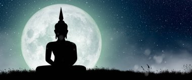 Buda 'nın silueti gece dolunay ışığında arabuluculuk yapıyor. Magha Puja, Asanha Puja ve Visakha Puja Günü. Budist bayramı kavramı.
