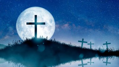 Hristiyan, dolunayda gece tepeyi aşar. İsa Mesih 'in çarmıha gerilmesi. Noel, Paskalya, Günahların Kurtuluşu, Fedakarlık ve Din Konsepti.