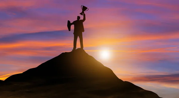 Бізнесмен Трофеєм Піднявся Вершину Гори Над Небом Променем Сонця Успіх — стокове фото