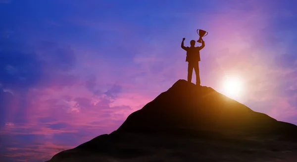 Бізнесмен Трофеєм Піднявся Вершину Гори Над Небом Променем Сонця Успіх — стокове фото