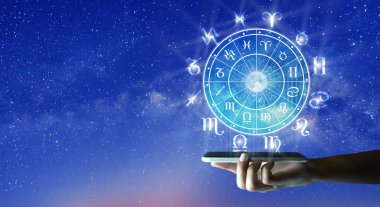 Mobil Teknoloji 'deki yıldız falı çemberinin içindeki astrolojik burç işaretleri. Astroloji, gökyüzündeki yıldızların bilgisi Samanyolu ve ay üzerinde. Zodiac İnternet konsepti.