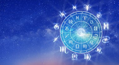 Yıldız falı çemberinin içinde astrolojik burç işaretleri var. Astroloji, gökyüzündeki yıldızların bilgisi Samanyolu ve ay üzerinde. Evrenin gücü kavramı.
