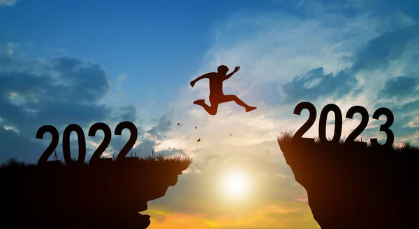 Bienvenido Feliz Navidad Feliz Año Nuevo 2023 Hombre Saltando Través —  Fotos de Stock