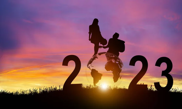 Silueta 2023 Let Pozadí Západu Slunce Novoroční Oslava Pro Pár — Stock fotografie