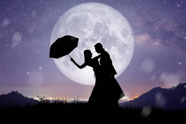 Silueta Paisaje Nocturno Pareja Amante Bailando Cantando Montaña Con Fondo — Foto de Stock