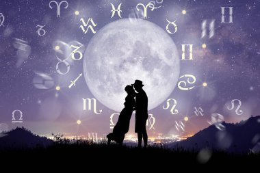 Yıldız falı çemberinin içinde astrolojik burç işaretleri var. Zodyak tekeri ve samanyolu arka planında dans edip şarkı söyleyen çift. Evrenin gücü kavramı.
