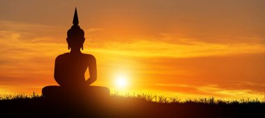 Buda 'nın silueti alacakaranlıkta gündoğumu arka planında arabuluculuk yapıyor. Magha Puja, Asanha Puja ve Visakha Puja Günü. Budist bayramı kavramı.