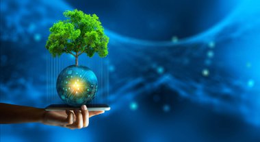 Teknoloji Ekonomisi 'nde akıllı telefonu tutan adam. Dijital top ve soyut arka planda büyüyen ağaç. Yeşil Bilgisayar, Yeşil Bilgi İşlem, CSR, Bilişim Etiği ve Çevre dostu Konsept.