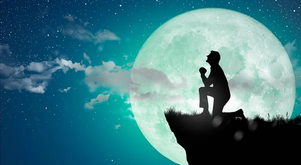 Silueta Paisaje Nocturno Hombre Está Orando Dios Acantilado Sobre Luna — Foto de Stock