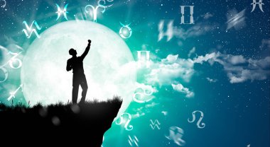 Yıldız falı çemberinin içinde astrolojik burç işaretleri var. İnsanoğlunun silüeti, yıldızlara ve Ay 'a, zodyak tekerleği ve samanyolu arka planında danışmanlık yapıyor. Evrenin gücü kavramı.