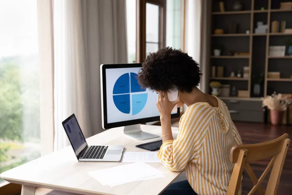 Concentrado joven africano etnia empleado multitarea en la oficina. —  Fotos de Stock