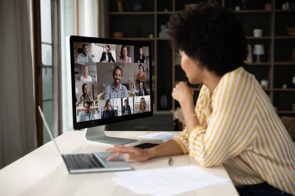 Felice giovane donna afro-americana che tiene videoconferenza incontro. — Foto Stock