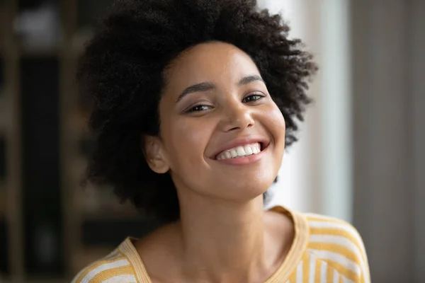 Hoofd schot gelukkig mooi Afrikaans amerikaans vrouw kijken naar camera. — Stockfoto