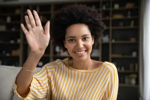 Glückliche junge afrikanisch-amerikanische Frau startet Videoanruf. — Stockfoto