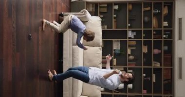 Olumlu bekar baba. Küçük çocuk evde dans ederken eğleniyor.