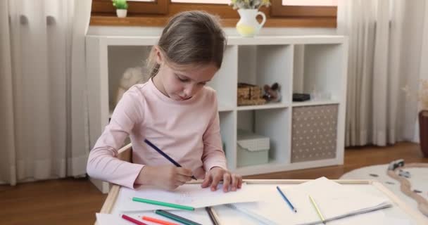Μικρό κορίτσι απολαμβάνουν σχέδιο χρησιμοποιώντας κραγιόνια στο άνετο παιδικό δωμάτιο — Αρχείο Βίντεο