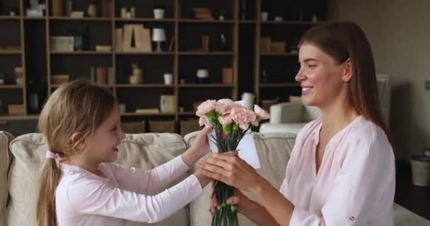 Благодарная мать получает поздравления 8 марта от маленькой дочери — стоковое видео