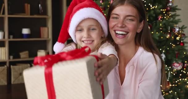 Młoda matka i dziewczynka gratulują Bożego Narodzenia przez videocall — Wideo stockowe