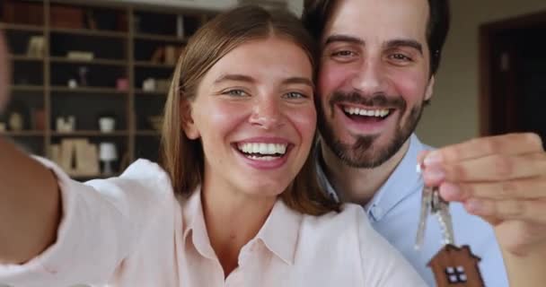 Überglückliches junges Paar: Smartphone-Stream zeigt Schlüssel live — Stockvideo