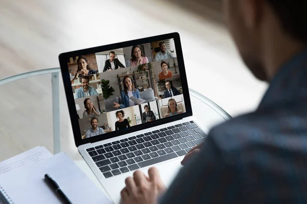 Vista sobre el hombre de negocios hombro grupo videollamada en la pantalla del ordenador portátil —  Fotos de Stock