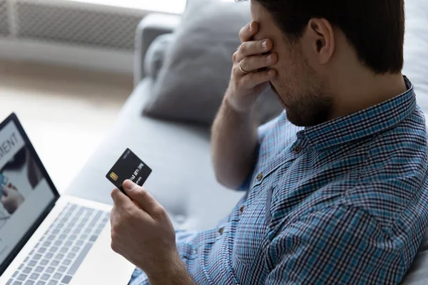 Close up unhappy man having problem with credit card — Stock Photo, Image