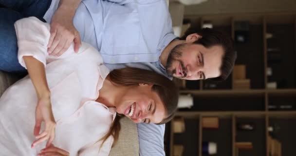 Romantiques époux millénaires jeunes mariés câlin sur canapé rêve parler — Video