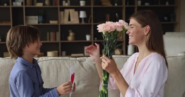 Opgewonden moeder ontvangt kaart bloemen van zoon op 8 maart — Stockvideo