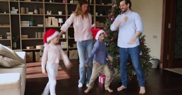 Couple familial avec enfants dansant près de l'arbre de Noël à la maison — Video