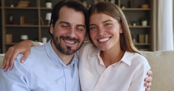 Headshot portret van knuffelen jong getrouwd paar op zoek naar camera — Stockvideo