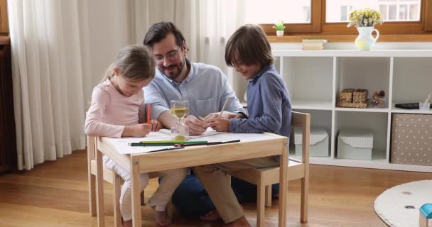 Petit garçon fille avoir plaisir à jouer à un jeu intelligent avec le père — Video