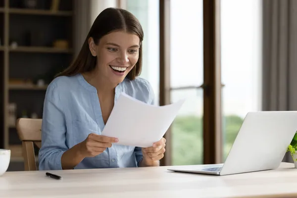 Chockad glad student flicka får antagningsbrev från universitetet — Stockfoto