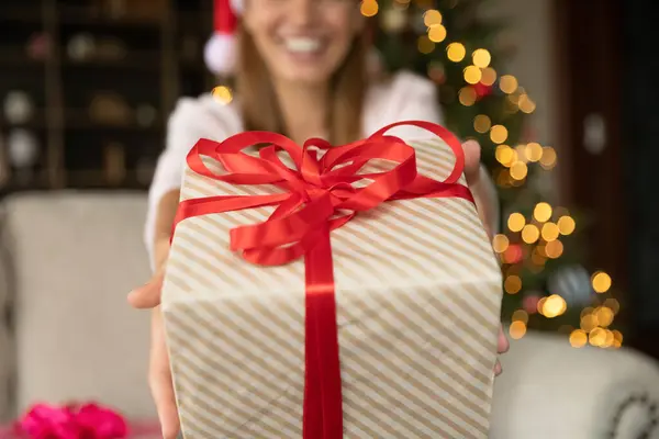Fechar a caixa de presente festivo de Natal — Fotografia de Stock