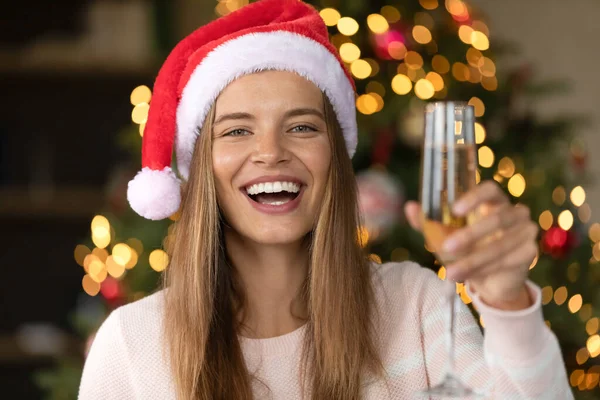 Lycklig flicka i Santa Claus mössa rostning vin glas — Stockfoto