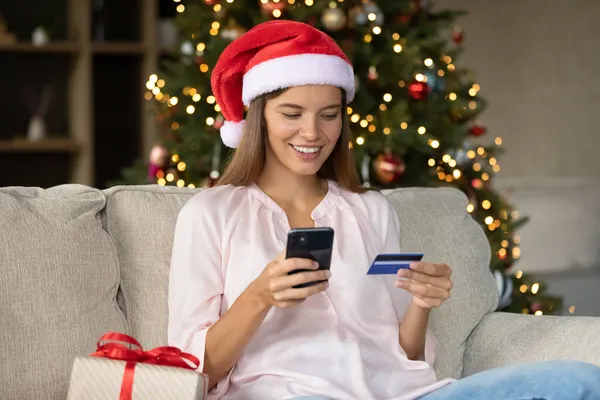 Frohe Weihnachten Kundenmädchen mit Kreditkarte, Smartphone — Stockfoto