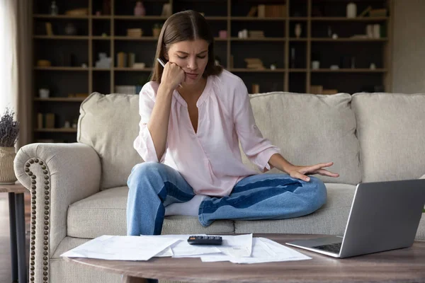 Preocupado frustrado millennial propietario chica mirando facturas para los pagos — Foto de Stock