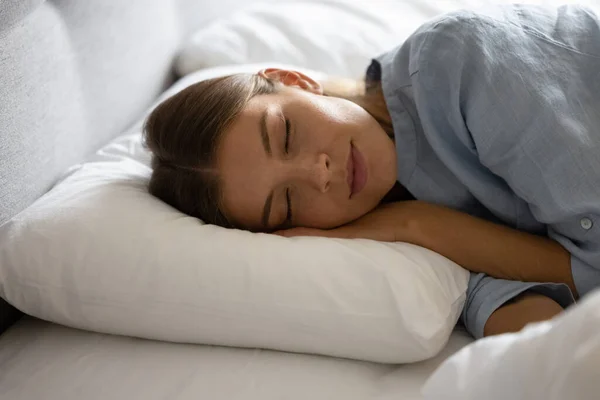 Gadis tenang yang damai tidur di linen lembut tempat tidur yang nyaman — Stok Foto