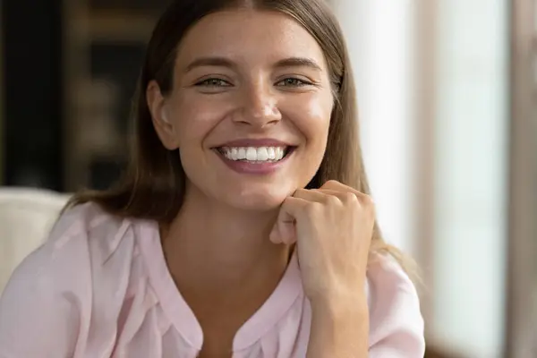 Joyeux jolie jeune femme regardant la caméra avec le sourire de dents — Photo