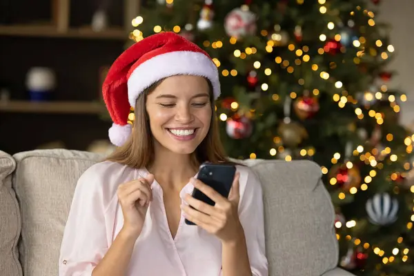 Feliz Xmas menina em Santa cap animado com boas notícias — Fotografia de Stock