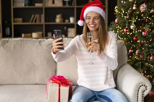 Menina feliz comemorando o Ano Novo em casa, bebendo vinho gasoso — Fotografia de Stock