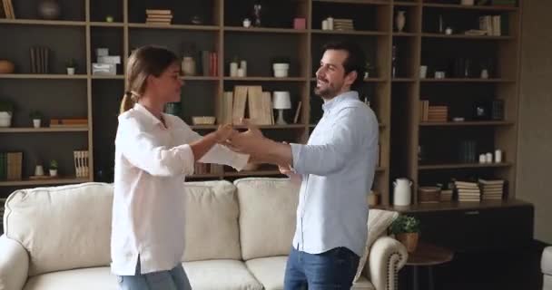 Millennial paar in liefde dans thuis met romantische date — Stockvideo