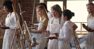 Hintli öğrenci resim dersinde hocasını dinler.