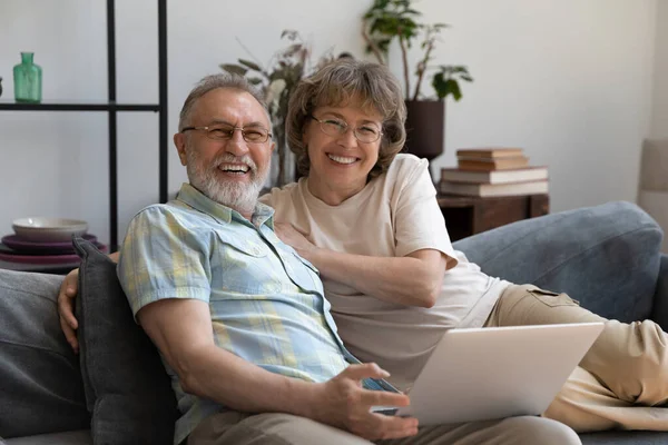Retrato de una hermosa pareja familiar de mediana edad sonriente. —  Fotos de Stock