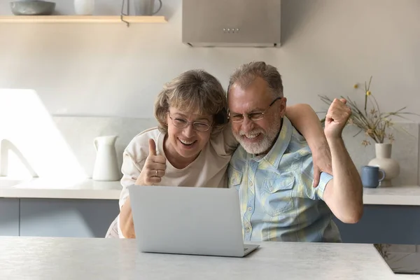 Boldog középkorú pár ünnepli internetes siker. — Stock Fotó