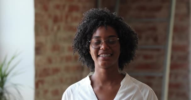 Mujer africana con anteojos, aparatos dentales posando en interiores — Vídeos de Stock